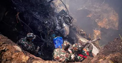 Brigadas de rescatitas en su labor de búsqueda tras accidente aéreo en Nepal