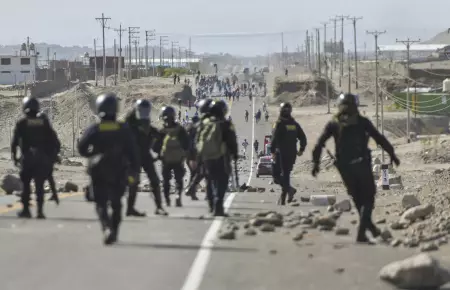 Policías patrullan la carretera Panamericana mientras manifestantes mantienen un