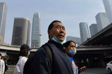 Hombre chino espera en un cruce de peatones en Pekn