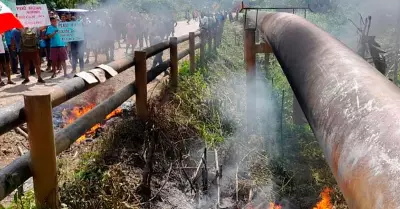 Manifestantes prenden fuego a tubera de Oleoducto Norperuano