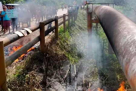 Manifestantes prenden fuego a tubería de Oleoducto Norperuano