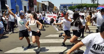 Bailarines realizaron una manifestacin en contra del alcalde de Trujillo