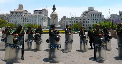 Policas resguardando plaza San Martn
