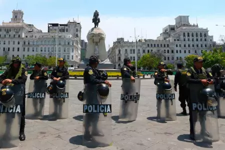 Policías resguardando plaza San Martín