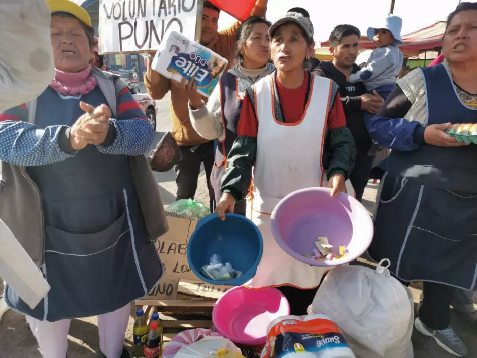 Comerciantes arequipeos recolectan vveres y dinero para manifestantes de Puno que viajan a Lima