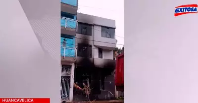 Grupo de vándalos incendian vivienda del gobernador regional de Huancavelica.