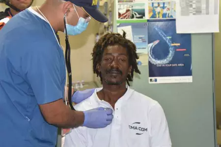 Los videos muestran a un doctor auscultando al sobreviviente