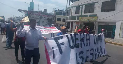 Ciudadanos salen a las calles de Chimbote para pedir nuevas elecciones generales