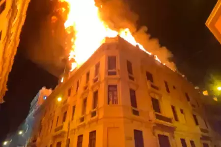 Incendio cerca a la Plaza San Martín