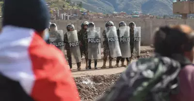 Polica evita que los manifestantes tomen aeropuerto de Cusco