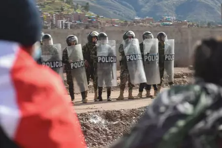 Policía evita que los manifestantes tomen aeropuerto de Cusco