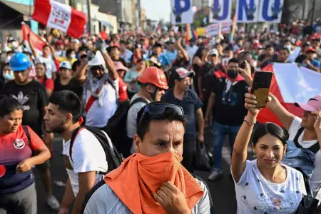 Personas de diferentes partes del Per protestan contra el Gobierno en Lima