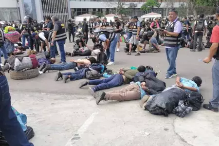 Manifestantes reducidos por la Policía en la UNMSM
