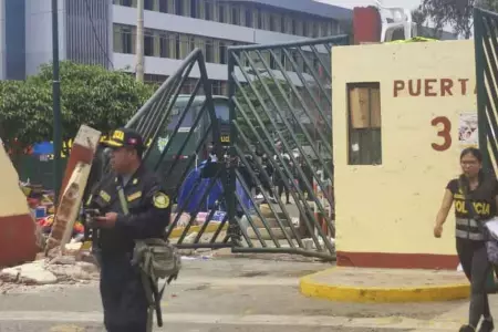 Policía derribó la puerta Nº3 de la UNMSM para ingresar y desalojar a manifestan