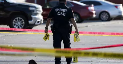 Polica investiga escena de un tiroteo masivo en Monterey Park, California.