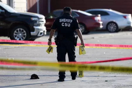 Policía investiga escena de un tiroteo masivo en Monterey Park, California.