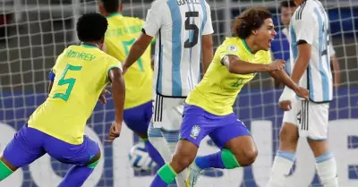 Guilherme Biro, de Brasil, celebra un gol en un partido entre Argentina.