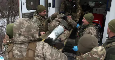 Ejrcito ucraniano evaca a soldado herido en una carretera cerca a Soledar