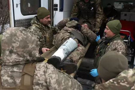Ejército ucraniano evacúa a soldado herido en una carretera cerca a Soledar