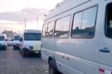 Conductores de minivan en Arequipa protestan