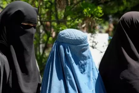 Mujeres en Afganistán con la cabeza y el rostro cubiertos.