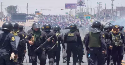 PNP desaloja manifestantes de Panamericana Sur