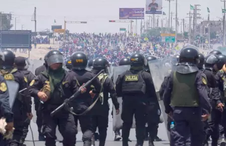 PNP desaloja manifestantes de Panamericana Sur