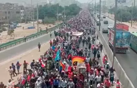 Manifestantes se desplazan por la Panamericana Norte