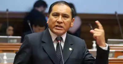 Flavio Cruz en el Pleno del Parlamento