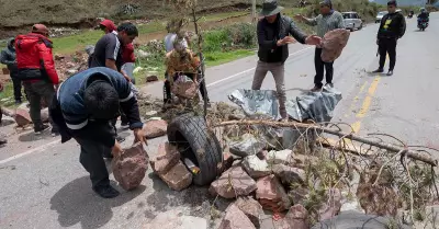 Manifestantes bloquean una carretera en Cusco.