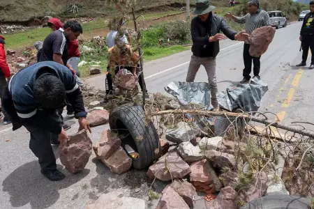 Referencial: Manifestantes bloquean una carretera en Cusco.