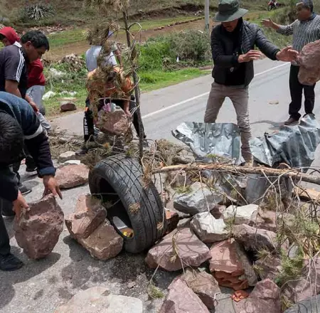 Manifestantes bloquean una carretera en Cusco.