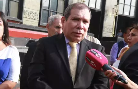 El presidente del Poder Judicial, Javier Arévalo Vela, declara a la prensa.