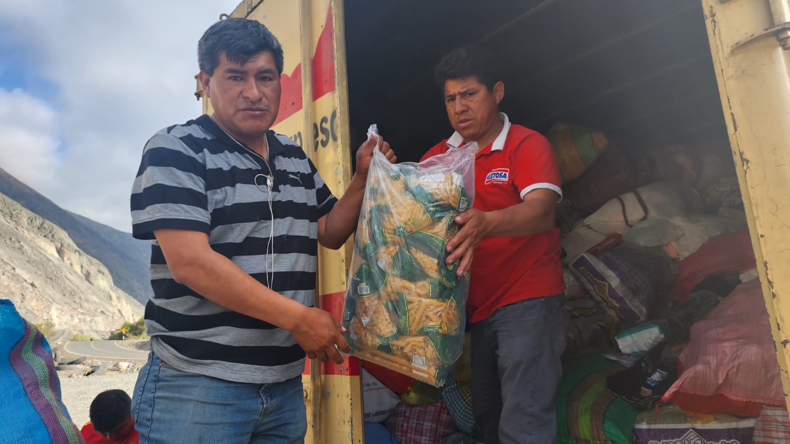 alimentos entregados a pobladores afectados por huaicos