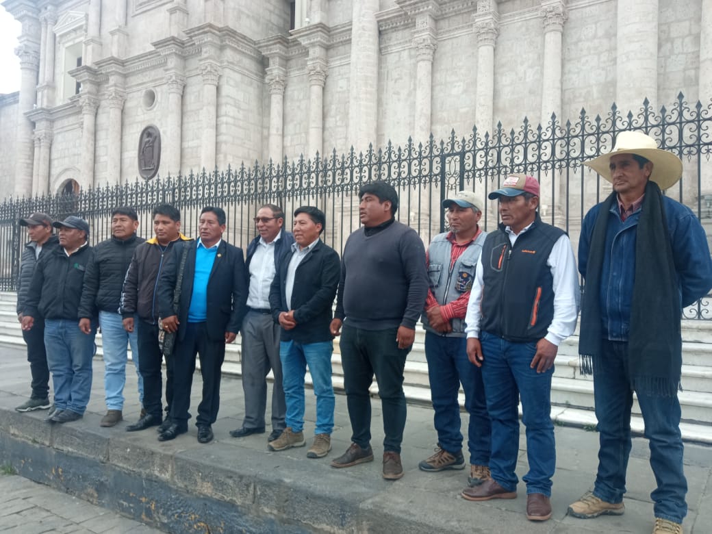 Alcaldes distritales de la provincia de Caylloma exigen ponerle fin a la crisis política