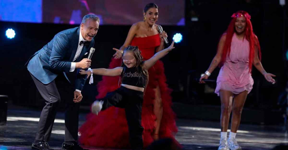 Matilda dando sus pasos de baile frente a su dola Karol G.