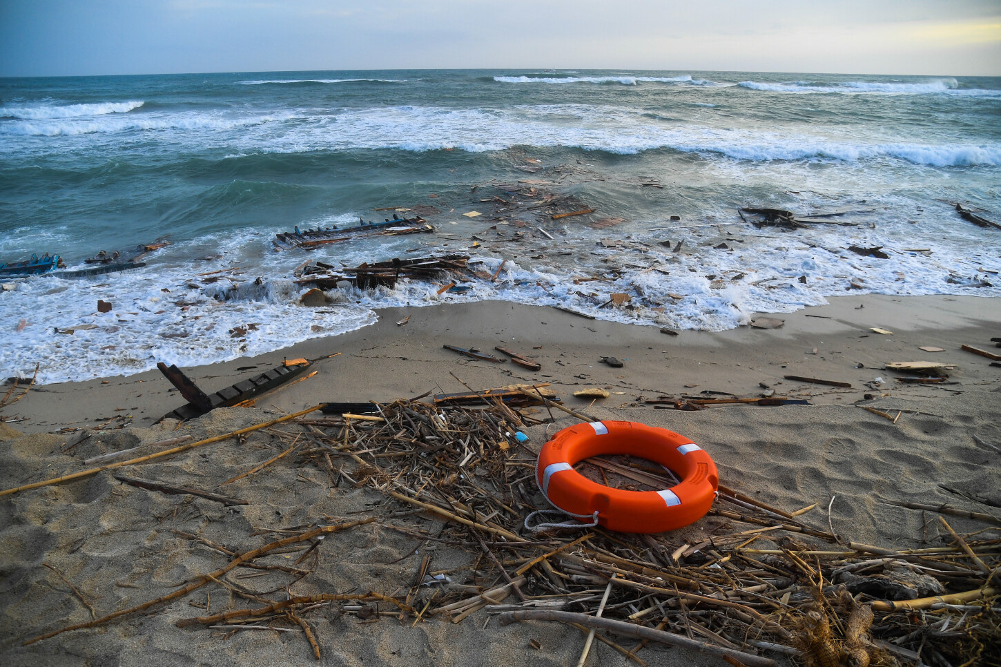 restos del barco de madera de los migrantes completamente destruida sobre la playa de steccato