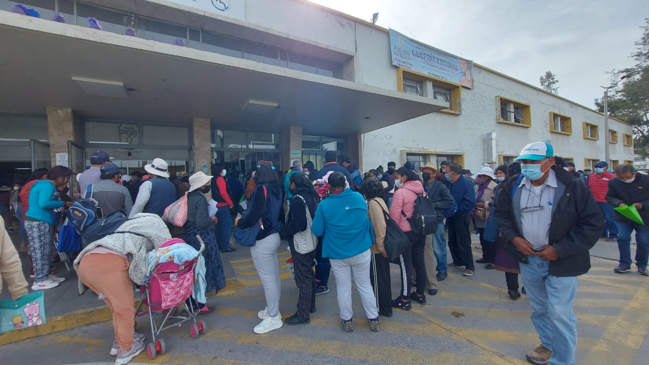 cola de pacientes en hospital