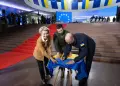 Presidenta de la Comisión Europea firma bandera de Ucrania