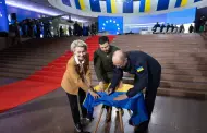 Presidenta de la Comisión Europea firma bandera de Ucrania