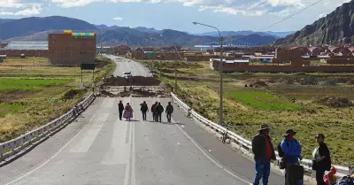 Ciudadanos cruzan a pie a Bolivia para comprar productos básicos.