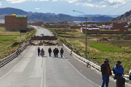 Ciudadanos cruzan a pie a Bolivia para comprar productos básicos.