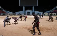 En la arena de Dakar luchadores compiten por rituales