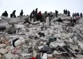Rescatada recién nacida con cordón umbilical entre los escombros en Siria