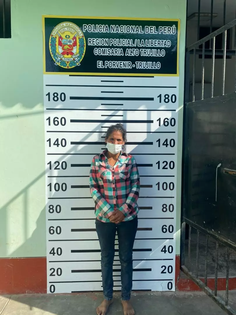 Madre arroja al suelo a su hija de 5 meses