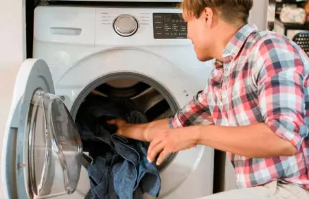 Hombre hackea lavadora.