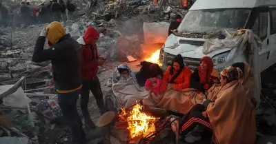Sobrevivientes de terremoto se renen junto a una hoguera en Turqua.