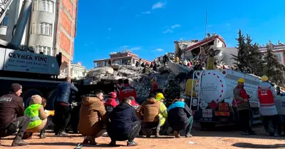 Padres e hijos sobreviven ilesos a terremoto de 7.8 de magnitud.