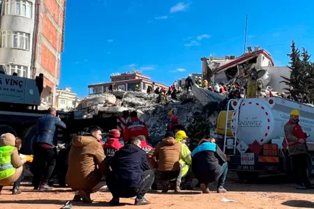 Padres e hijos sobreviven ilesos a terremoto de 7.8 de magnitud.