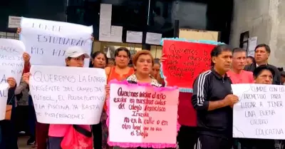 Padres protestan fuera del colegio Francisco Irazola en Satipo, Junn